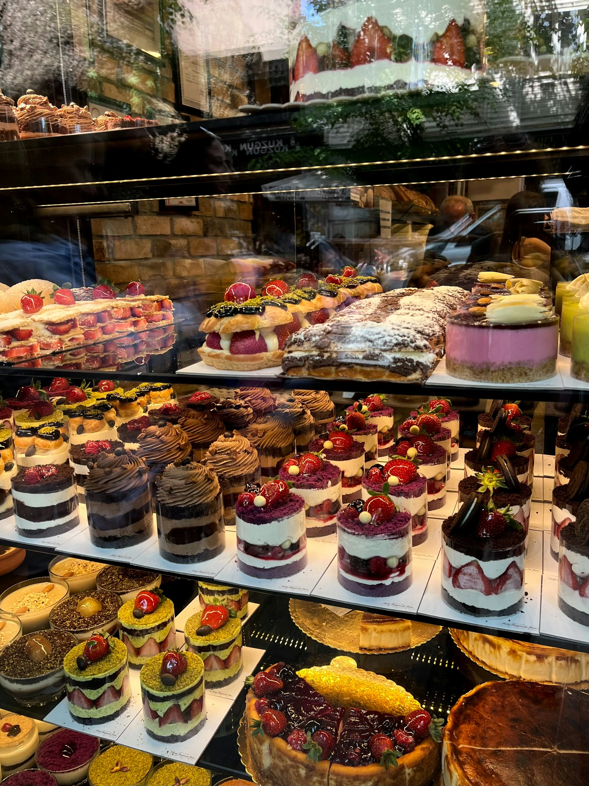 Vitrina con tortas y postres